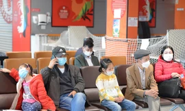 Người thân chờ đón người Việt về từ Ukraine. Ảnh: Dương Triều