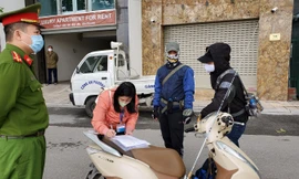 Lực lượng chức năng xử phạt người vi phạm quy định về hạn chế ra đường trong phòng chống dịch COVID-19. Ảnh: PV