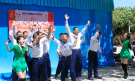 Kiều bào nối vòng tay lớn, hát múa cùng chiến sĩ Trường Sa