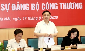 Bí thư Thành ủy Hà Nội Vương Đình Huệ phát biểu tại cuộc làm việc
