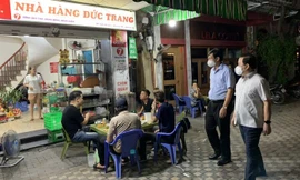 Phó Chủ tịch UBND thành phố Hà Nội Chử Xuân Dũng kiểm tra đột xuất các cơ sở kinh doanh dịch vụ ăn uống trên địa bàn thành phố tối 5/7