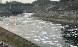 Bất ngờ kênh dẫn nước Yên Sở bọt trắng như băng đổ ra sông Hồng, đơn vị vận hành nói gì?