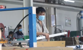 Công nhân làm việc ở công ty Rạng Đông vào sáng 12/9, gần nửa tháng sau vụ cháy kinh hoàng xảy ra ở đây. Ảnh: Như Ý