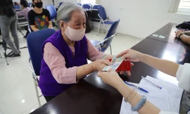 Người dân nhận tiền hỗ trợ ảnh hưởng bởi COVID-19 ở phường Trần Hưng Đạo