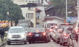 Văn phòng Thành uỷ Hà Nội thông tin xe biển xanh lấn đường, vi phạm luật giao thông