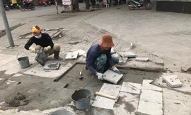 Công nhân hì hục 'vá' vỉa hè tuyến phố lát đá trăm tỷ kiểu mẫu