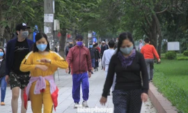 Nườm nượp đi bộ, tập thể dục ở Đền Lừ dù có 'lệnh' hạn chế ra đường