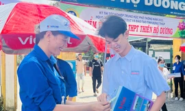 Cô giáo một chân tiếp sức sĩ tử 