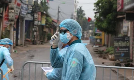 Lực lượng chức năng phong tỏa khu vực thôn Hạ Lôi. Ảnh: Hoàng Mạnh Thắng