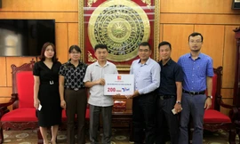 Tặng 200 thùng nước khoáng thiên nhiên cho người dân vùng lũ Chương Mỹ