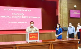 Bí thư Thành uỷ Hà Nội Đinh Tiến Dũng cùng lãnh đạo Thành uỷ Hà Nội ủng hộ phòng chống COVID-19.