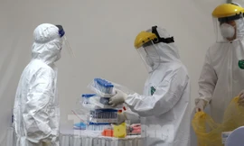 Người dân Hà Nội xét nghiệm nhanh Sars-CoV2. Ảnh: Hoàng Mạnh Thắng