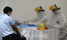 Xét nghiệm nhanh Sars-CoV-2 ở Hà Nội. Ảnh: Hoàng Mạnh Thắng