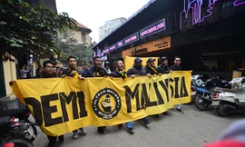 Cổ động viên Malaysia 'náo loạn' phố cổ Hà Nội trước chung kết