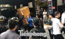 Cảnh sát khám xét và thu giữ nhiều tài liệu, vật chứng tại cửa hàng Nhật Cường ngày 9/5. Ảnh: TPO