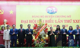 Chủ tịch HĐND thành phố Hà Nội Nguyễn Thị Bích Ngọc tặng hoa chúc mừng ĐH Đảng bộ huyện Chương Mỹ