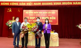 Lãnh đạo quận Cầu Giấy tặng hoa chúc mừng tân Chủ tịch HĐND quận và Trưởng ban Kinh tế - Xã hội HĐND quận, nhiệm kỳ 2016-2021