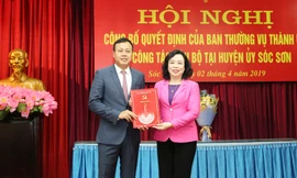 Phó Bí thư Thường trực Thành ủy Ngô Thị Thanh Hằng trao quyết định cho ông Phạm Quang Thanh
