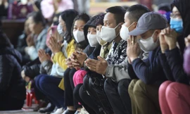 Người dân Hà Nội đeo khẩu trang trong thời gian cao điểm phòng chống COVID-19