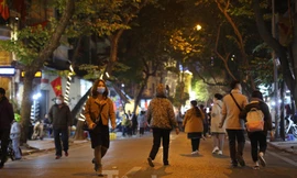 Hà Nội vừa mở rộng không gian phố đi bộ trong khu phố cổ, kết nối với không gian đi bộ quanh hồ Hoàn Kiếm. Ảnh: Duy Phạm