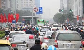 Buýt nhanh BRT bị 'bao vây', tạt đầu giờ cao điểm