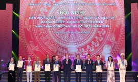 Trưởng ban Tuyên giáo T.Ư Võ Văn Thưởng và Bí thư Thành ủy Hà Nội Hoàng Trung Hải tặng danh hiệu cho 10 Công dân Thủ đô ưu tú 2018