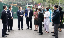 Phó Chủ tịch UBND thành phố Chử Xuân Dũng đi kiểm tra thực tế tại chung cư Garden Hill