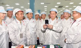 Bí thư Thành ủy Vương Đình Huệ cùng các đại biểu tham quan Nhà máy sản xuất thiết bị điện thông minh Vinsmart, tập đoàn VinGroup (Khu công nghệ cao Hòa Lạc). Ảnh: HNM