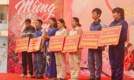 Các CNLĐ có hoàn cảnh khó khăn được tặng sổ tiết kiệm và mái ấm công đoàn. Ảnh: T.P