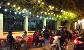 Đòi lại vỉa hè ở Hà Nội: Quán trà đá phải thu xếp vào trong ngõ