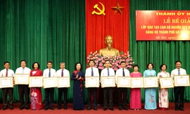 Phó Bí thư Thường trực Thành ủy Hà Nội Ngô Thị Thanh Hằng trao Bằng khen cho các học viên lớp đào tạo cán bộ nguồn quy hoạch Ban Chấp hành Đảng bộ thành phố Hà Nội nhiệm kỳ 2020-2025. Ảnh: Hà Nội mới