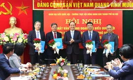 Phó Bí thư Thành ủy, Chủ tịch HĐND thành phố Hà Nội Nguyễn Ngọc Tuấn trao các quyết định bổ nhiệm Chánh Văn phòng và các Phó Chánh Văn phòng Đoàn đại biểu Quốc hội và HĐND thành phố