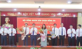 Ông Đặng Việt Quân (thứ ba từ phải sang) giữ chức Chủ tịch UBND quận Đống Đa