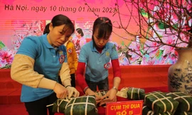 Công nhân, lao động Hà Nội thi gói bánh chưng ngày hội Tết sum vầy
