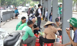 Hà Nội: Cảnh nhếch nhác tại trạm trung chuyển xe buýt Long Biên