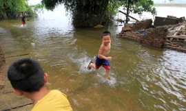 'Rốn ngập' Hà Nội: Trẻ em tranh thủ vầy nước trước ngày lũ rút