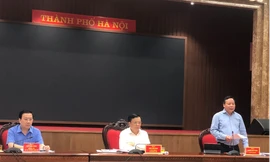 Bí thư Thành uỷ Hà Nội Đinh Tiến Dũng, Phó Bí thư Thành uỷ Nguyễn Văn Phong và Phó Chủ tịch UBND thành phố Chử Xuân Dũng tại đầu cầu Hà Nội