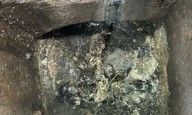 Xả nước váng mỡ xuống hệ thống thoát nước ở Hà Nội, chủ quán miến ngan phải nạo vét cống trả lại nguyên trạng