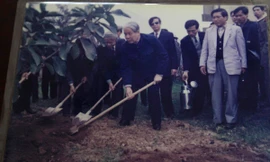 Hình ảnh Cố Tổng Bí thư Đỗ Mười trồng cây đa lưu niệm tại xã Đông Mỹ năm 1996. Ảnh tư liệu.