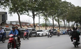 Hà Nội: Xe đỗ tràn ra lòng đường, vỉa hè, chắn hết đường đi, lối về