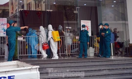 Lực lượng chức năng phong toả chung cư Central Point, nơi ở của ông N.V.T