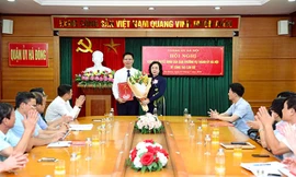 Phó Bí thư Thường trực Thành ủy Hà Nội Ngô Thị Thanh Hằng trao quyết định cho ông Nguyễn Thanh Xuân làm Bí thư quận ủy Hà Đông