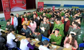 Xếp hàng đăng ký hiến máu Chủ nhật Đỏ ở Bắc Kạn