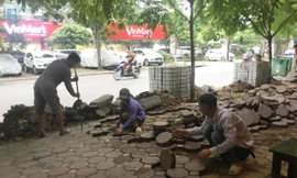 Hà Nội: Xuất hiện tuyến phố chỉ lát một bên ... vỉa hè