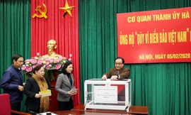 Bí thư Thành ủy Hà Nội Hoàng Trung Hải và lãnh đạo thành phố quyên góp ủng hộ Quỹ vì biển đảo Việt Nam. Ảnh: HNM
