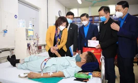 Nhân dịp Tết cổ truyền dân tộc, Phó Bí thư Thường trực Thành ủy Nguyễn Thị Tuyến và lãnh đạo Liên đoàn Lao động thành phố đã trao tặng 50 suất quà cho các y, bác sĩ và 100 suất quà cho các bệnh nhân đang điều trị tại Bệnh viện Đa khoa Hà Đông.