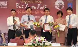 Chủ tịch UBND thành phố Hà Nội Nguyễn Đức Chung thay mặt UBND thành phố nhận giải thưởng Bùi Xuân Phái