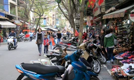 Các cửa hàng buôn bán trên phố Hàng Dầu lấn chiếm hết vỉa hè của người đi bộ. Ảnh: Trường Phong