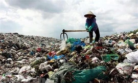 Người dân cạnh bãi rác Nam Sơn: 'Tiền hỗ trợ không đủ mua khẩu trang'