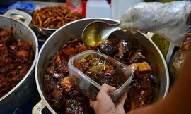 Độc đáo quán cá kho phố cổ một ngày bán 200kg